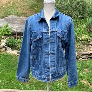 Vintage Levi’s Jean Jacket size 40 
  Blue Stonewashed Made in U.S.A. 70506 0214